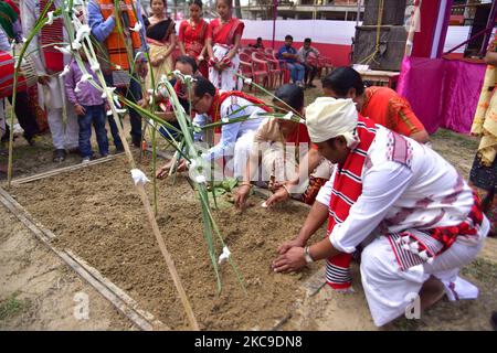 Misings les peuples de la tribu exécutent un rituel pendant le festival Ali-Aye-Ligang - fête de printemps dans le district de Nagaon, dans l'état nord-est d'Assam, Inde sur 17 février,2021. Le mising est la deuxième plus grande tribu d'Assam et le festival de printemps Ali Aye Ligang est le premier festival célébré parmi la tribu mising. (Photo par Anuwar Hazarika/NurPhoto) Banque D'Images