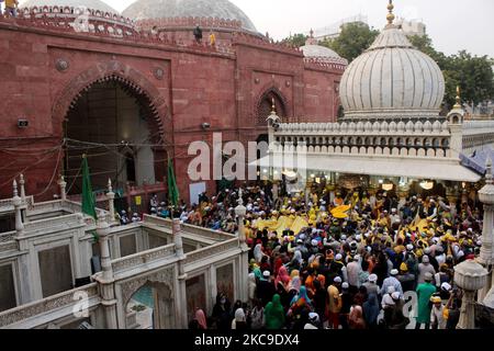 Devouts throng le Nizamuddin Dargah embrassé en jaune à l'occasion de 'sufi Basant' sur 16 février 2021 à New Delhi, Inde. Le festival de printemps hindou ou soufi Basant tel qu'il est connu, remonte au 12th siècle où le célèbre poète Amir Khusrow a consacré ses chansons de printemps à son khwaja (maître spirituel) Hazrat Nizamuddin Auliya. (Photo de Mayank Makhija/NurPhoto) Banque D'Images