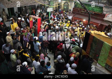 Devouts throng le Nizamuddin Dargah embrassé en jaune à l'occasion de 'sufi Basant' sur 16 février 2021 à New Delhi, Inde. Le festival de printemps hindou ou soufi Basant tel qu'il est connu, remonte au 12th siècle où le célèbre poète Amir Khusrow a consacré ses chansons de printemps à son khwaja (maître spirituel) Hazrat Nizamuddin Auliya. (Photo de Mayank Makhija/NurPhoto) Banque D'Images