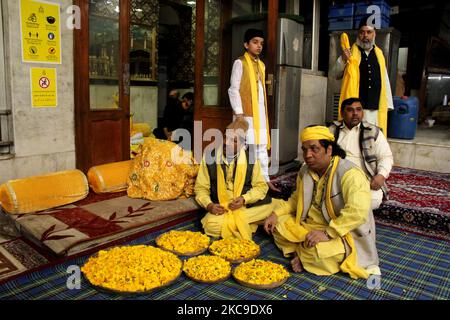 Devouts throng le Nizamuddin Dargah embrassé en jaune à l'occasion de 'sufi Basant' sur 16 février 2021 à New Delhi, Inde. Le festival de printemps hindou ou soufi Basant tel qu'il est connu, remonte au 12th siècle où le célèbre poète Amir Khusrow a consacré ses chansons de printemps à son khwaja (maître spirituel) Hazrat Nizamuddin Auliya. (Photo de Mayank Makhija/NurPhoto) Banque D'Images