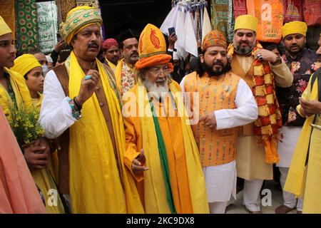 Devouts throng le Nizamuddin Dargah embrassé en jaune à l'occasion de 'sufi Basant' sur 16 février 2021 à New Delhi, Inde. Le festival de printemps hindou ou soufi Basant tel qu'il est connu, remonte au 12th siècle où le célèbre poète Amir Khusrow a consacré ses chansons de printemps à son khwaja (maître spirituel) Hazrat Nizamuddin Auliya. (Photo de Mayank Makhija/NurPhoto) Banque D'Images