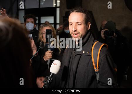 Willem Engel, activiste anti-verrouillage et anti-couvre-feu du groupe de protestation Viruswaarheid (virus Truth), fait une déclaration à la porte de la presse locale et de divers médias internationaux, devant les tribunaux de Paleis van Justitie (Palais de Justice) En tant que juge de la cour d'appel de la Haye, il a suspendu la levée de la règle du couvre-feu national, précédemment émise par un tribunal inférieur. Le couvre-feu de nuit a été imposé par le gouvernement néerlandais pour lutter contre la propagation de la pandémie Covid-19 du coronavirus, spécialement après les nouvelles mutations. La Haye, pays-Bas sur 16 février 2021 (photo de Nicolas Economou/NurPh Banque D'Images