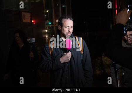 Willem Engel, activiste anti-verrouillage et anti-couvre-feu du groupe de protestation Viruswaarheid (virus Truth), fait une déclaration à la porte de la presse locale et de divers médias internationaux, devant les tribunaux de Paleis van Justitie (Palais de Justice) En tant que juge de la cour d'appel de la Haye, il a suspendu la levée de la règle du couvre-feu national, précédemment émise par un tribunal inférieur. Le couvre-feu de nuit a été imposé par le gouvernement néerlandais pour lutter contre la propagation de la pandémie Covid-19 du coronavirus, spécialement après les nouvelles mutations. La Haye, pays-Bas sur 16 février 2021 (photo de Nicolas Economou/NurPh Banque D'Images