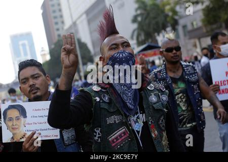 Les punks du Myanmar prennent part à une manifestation contre le coup d'État militaire près de la Pagode de Sule, dans le centre de Yangon, au Myanmar, sur 17 février 2021. (Photo de Myat Thu Kyaw/NurPhoto) Banque D'Images