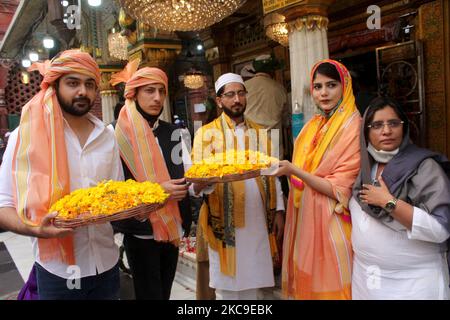 Devouts throng le Nizamuddin Dargah embrassé en jaune à l'occasion de 'sufi Basant' sur 16 février 2021 à New Delhi, Inde. Le festival de printemps hindou ou soufi Basant tel qu'il est connu, remonte au 12th siècle où le célèbre poète Amir Khusrow a consacré ses chansons de printemps à son khwaja (maître spirituel) Hazrat Nizamuddin Auliya. (Photo de Mayank Makhija/NurPhoto) Banque D'Images