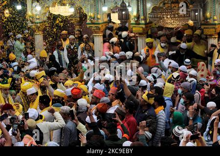 Devouts throng le Nizamuddin Dargah embrassé en jaune à l'occasion de 'sufi Basant' sur 16 février 2021 à New Delhi, Inde. Le festival de printemps hindou ou soufi Basant tel qu'il est connu, remonte au 12th siècle où le célèbre poète Amir Khusrow a consacré ses chansons de printemps à son khwaja (maître spirituel) Hazrat Nizamuddin Auliya. (Photo de Mayank Makhija/NurPhoto) Banque D'Images