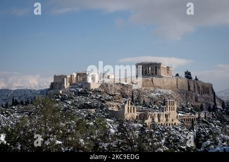 Vue sur la colline de l'Acropole depuis le point de vue de la colline de Filopappou un jour après la chute de neige 'medea' à Athènes, Grèce sur 17 février 2021. (Photo de Nikolas Kokovovlis/NurPhoto) Banque D'Images