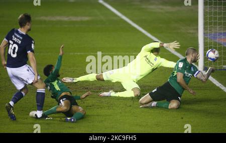 Très bon arrêt de la Harlee Dean de Birmingham City de Matt Smith de Millwall pendant le championnat Sky Bet entre Millwall et Birmingham City au Den Stadium, Londres, le 17th février 2021 (photo par action Foto Sport/NurPhoto) Banque D'Images