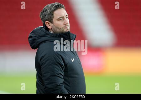 Lee Johnson, directeur de Sunderland, lors du match de Trophée EFL entre Sunderland et Lincoln City au stade de Light, Sunderland, le mercredi 17th février 2021. (Photo par MI News/NurPhoto) Banque D'Images