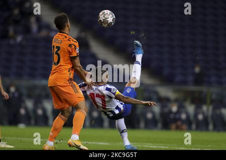 Le défenseur mexicain de Porto Jesus Corona (R) rivalise avec le défenseur brésilien de Juventus Danilo (L) lors du match de 16 à 1st jambes entre le FC Porto et le FC Juventus au stade Dragao à 17 février 2021, au Portugal. (Photo de Paulo Oliveira/NurPhoto) Banque D'Images