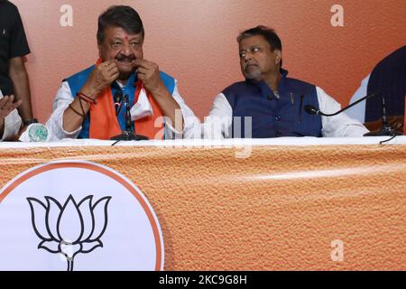 Kailash Vijayvargiya, le secrétaire général national du BJP et l'observateur central du parti pour le Bengale occidental et le vice-président national du BJP Mukul Roy pendant l'élection de Tollywood actros se joignent à BJP à Kolkata sur 17 février,2021.la bataille pour le Bengale occidental lors des prochaines élections à l'Assemblée s'est également appelée a Bataille pour â€˜Tollywoodâ€™ (le surnom de l'industrie du film et du divertissement bengali) entre le Congrès Trinamool au pouvoir et le Parti Bharatiya Janata (BJP). Avec le Trinamool présentant régulièrement des célébrités et des acteurs rejoignant le parti, le BJP ne devait pas être laissé beh Banque D'Images