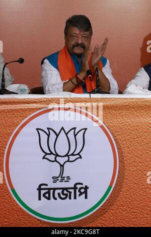 Kailash Vijayvargiya, secrétaire général national du BJP et observateur central du parti pour le Bengale occidental lors de l'adhésion de Tollywood actros au BJP à Kolkata sur 17 février,2021.la bataille pour le Bengale occidental lors des prochaines élections à l'Assemblée s'annonce également comme une bataille pour â€˜Tollywoodâ€™ (Surnom de l'industrie du cinéma et du divertissement bengali) entre le Congrès Trinamool au pouvoir et le Parti Bharatiya Janata (BJP). Le Trinamool présentant régulièrement des célébrités et des acteurs rejoignant le parti, le BJP ne devait pas être laissé pour compte. Sur 17 février, une foule d'acteurs et de célébrités Banque D'Images