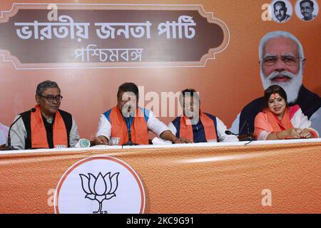 Kailash Vijayvargiya, le secrétaire général national du BJP et l observateur central du parti pour le Bengale occidental et le vice-président national du BJP Mukul Roy, Swapan Dasgupta, député de Tollywood actros se joignant à BJP à Kolkata sur 17 février,2021.la bataille pour le Bengale occidental lors des prochaines élections à l Assemblée tourne également Pour être une bataille pour â€˜Tollywoodâ€™ (le surnom de l'industrie du film et du divertissement bengali) entre le Congrès Trinamool au pouvoir et le Parti Bharatiya Janata (BJP). Avec le Trinamool présentant régulièrement des célébrités et des acteurs rejoignant le parti, le BJP Banque D'Images