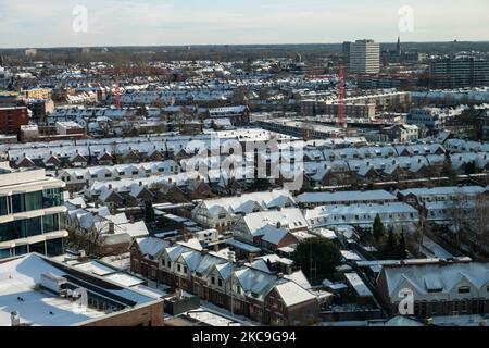 Toits de maisons enneigés. Vue d'ensemble panoramique de la neige a couvert la ville néerlandaise d'Eindhoven comme vu dans le centre et les zones résidentielles, tandis que la neige a couvert les routes, les chemins de fer, les toits pendant une période de plus d'une semaine entraînant également le gel des lacs et des canaux. Eindhoven, pays-Bas, le 2021 février (photo de Nicolas Economou/NurPhoto) Banque D'Images