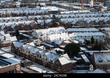 Toits de maisons enneigés. Vue d'ensemble panoramique de la neige a couvert la ville néerlandaise d'Eindhoven comme vu dans le centre et les zones résidentielles, tandis que la neige a couvert les routes, les chemins de fer, les toits pendant une période de plus d'une semaine entraînant également le gel des lacs et des canaux. Eindhoven, pays-Bas, le 2021 février (photo de Nicolas Economou/NurPhoto) Banque D'Images