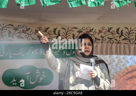 Jammu-et-Cachemire (PDP) le Président du Parti démocratique populaire Mehbooba Mufti s'adresse aux travailleurs du parti lors d'un rassemblement à Baramulla, Jammu-et-Cachemire, Inde, le 18 février 2021 (photo de Nasir Kachroo/NurPhoto) Banque D'Images