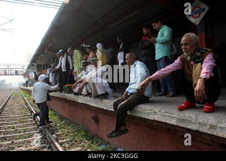 Les agriculteurs bloquent les services ferroviaires dans le cadre de leur protestation contre les lois agricoles, à la gare de Modi Nagar à Ghaziabad, Uttar Pradesh, en Inde, sur 18 février 2021. Des milliers d'agriculteurs protestant ont bloqué les trains en étant assis sur les voies ferrées dans certaines parties du nord de l'Inde pour amplifier leur demande d'abrogation de nouvelles lois agricoles qui ont déclenché des mois de manifestations massives. (Photo de Mayank Makhija/NurPhoto) Banque D'Images