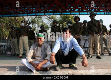 Les agriculteurs bloquent les services ferroviaires dans le cadre de leur protestation contre les lois agricoles, à la gare de Modi Nagar à Ghaziabad, Uttar Pradesh, en Inde, sur 18 février 2021. Des milliers d'agriculteurs protestant ont bloqué les trains en étant assis sur les voies ferrées dans certaines parties du nord de l'Inde pour amplifier leur demande d'abrogation de nouvelles lois agricoles qui ont déclenché des mois de manifestations massives. (Photo de Mayank Makhija/NurPhoto) Banque D'Images