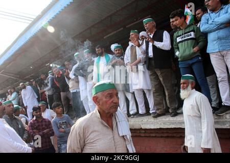 Les agriculteurs bloquent les services ferroviaires dans le cadre de leur protestation contre les lois agricoles, à la gare de Modi Nagar à Ghaziabad, Uttar Pradesh, en Inde, sur 18 février 2021. Des milliers d'agriculteurs protestant ont bloqué les trains en étant assis sur les voies ferrées dans certaines parties du nord de l'Inde pour amplifier leur demande d'abrogation de nouvelles lois agricoles qui ont déclenché des mois de manifestations massives. (Photo de Mayank Makhija/NurPhoto) Banque D'Images