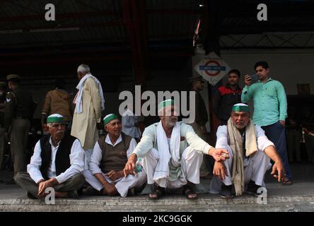 Les agriculteurs bloquent les services ferroviaires dans le cadre de leur protestation contre les lois agricoles, à la gare de Modi Nagar à Ghaziabad, Uttar Pradesh, en Inde, sur 18 février 2021. Des milliers d'agriculteurs protestant ont bloqué les trains en étant assis sur les voies ferrées dans certaines parties du nord de l'Inde pour amplifier leur demande d'abrogation de nouvelles lois agricoles qui ont déclenché des mois de manifestations massives. (Photo de Mayank Makhija/NurPhoto) Banque D'Images