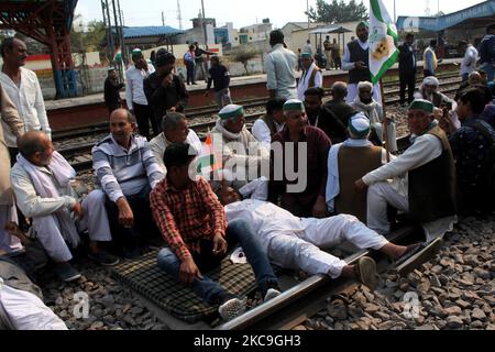 Les agriculteurs bloquent une voie de chemin de fer pour arrêter les services ferroviaires dans le cadre de leur protestation en cours contre les lois agricoles, à la gare de Modi Nagar à Ghaziabad, Uttar Pradesh, Inde sur 18 février 2021. Des milliers d'agriculteurs protestant ont bloqué les trains en étant assis sur les voies ferrées dans certaines parties du nord de l'Inde pour amplifier leur demande d'abrogation de nouvelles lois agricoles qui ont déclenché des mois de manifestations massives. (Photo de Mayank Makhija/NurPhoto) Banque D'Images