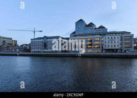 Complexe de bureaux qui comprend (L-R) 1GQ bureaux (anciennement au siège de la Banque Ulster), des bureaux de la DGCD Aviation, des bureaux de gestion d'actifs Amundi et des bureaux de marchés de capitaux Ulster Bank, vus sur Georges Quay, dans le centre-ville de Dublin. Personnes vues à l'extérieur de la succursale d'Ulster Bank dans le centre de Dublin pendant le confinement de niveau 5 de COVID-19. Demain, vendredi 19 février, NatWest, la banque britannique qui possède Ulster Bank, annoncera l'avenir des opérations de Ulster Bank en République d'Irlande. Jeudi, 18 février 2021, à Dublin, Irlande. (Photo par Artur Widak/NurPhoto) Banque D'Images