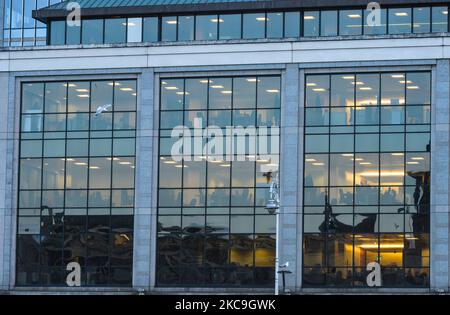 Vue rapprochée de l'Ulster Bank Capital Markets, sur Georges Quay, dans le centre-ville de Dublin. Personnes vues à l'extérieur de la succursale d'Ulster Bank dans le centre de Dublin pendant le confinement de niveau 5 de COVID-19. Demain, vendredi 19 février, NatWest, la banque britannique qui possède Ulster Bank, annoncera l'avenir des opérations de Ulster Bank en République d'Irlande. Jeudi, 18 février 2021, à Dublin, Irlande. (Photo par Artur Widak/NurPhoto) Banque D'Images
