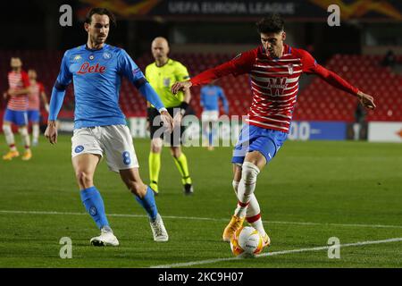 Carlos Neva, de Grenade CF et Fabian Ruiz, de SSC Napoli lors de l'UEFA Europa League Round of 32 Leg One match entre Grenade CF et SSC Napoli au stade Nuevo Los Carmenes sur 18 février 2021 à Grenade, Espagne. Les stades de football en Espagne restent fermés aux fans en raison de la pandémie du coronavirus. (Photo par Álex Cámara/NurPhoto) Banque D'Images