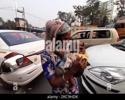 A Women Labor with Child traverser la route à Kolkata le 18,2021 février. (Photo de Debajyoti Chakraborty/NurPhoto) Banque D'Images