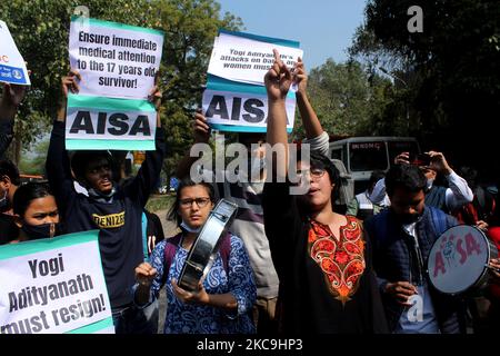 Les manifestants ont crié des slogans lors d'une manifestation contre la mort de deux filles dalits dont les corps ont été trouvés dans un champ à Unnao, à l'extérieur du Bhawan de l'Uttar Pradesh à New Delhi, en Inde, sur 19 février 2021. Trois filles, âgées de 16, 15 et 14 ans, ont été trouvées sur le terrain par les villageois lorsqu'elles ne sont pas rentrez après avoir quitté leur maison pour prendre du fourrage pour le bétail, selon la police UP. (Photo de Mayank Makhija/NurPhoto) Banque D'Images