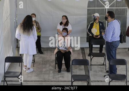 Zone d'observation où le personnel médical a immunisé avec le vaccin AstraZeneca et Oxford University contre le COVID-19, à des adultes âgés de 60 ans et plus, à l'unité de médecine familiale 22 de l'Institut mexicain de sécurité sociale, situé dans le district de Magdalena Contreras, Mexico. (Photo de Gerardo Vieyra/NurPhoto) Banque D'Images