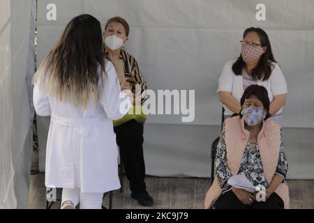 Zone d'observation où le personnel médical a immunisé avec le vaccin AstraZeneca et Oxford University contre le COVID-19, à des adultes âgés de 60 ans et plus, à l'unité de médecine familiale 22 de l'Institut mexicain de sécurité sociale, situé dans le district de Magdalena Contreras, Mexico. (Photo de Gerardo Vieyra/NurPhoto) Banque D'Images