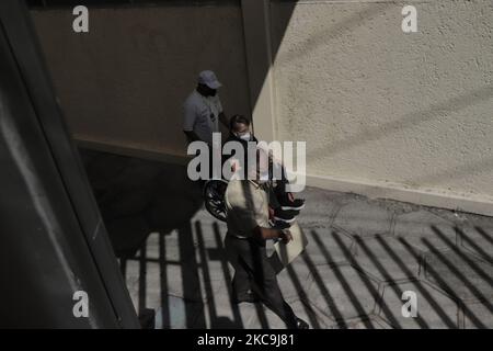 Les personnes âgées se rendent dans la zone d'observation de l'unité de médecine familiale 22 de l'Institut mexicain de sécurité sociale, situé dans le district de Magdalena Contreras de Mexico, où elles ont été vaccinées avec le vaccin AstraZeneca et Oxford University contre le COVID-19. (Photo de Gerardo Vieyra/NurPhoto) Banque D'Images