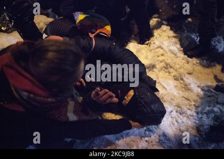 Katarzyna Augustynek connu sous le nom de Babcia Kasia se pose sur le terrain après l'intervention de la police pendant le silence n'est pas une protestation de consentement organisée par la grève des femmes à Varsovie sur 19 février 2021. (Photo de Maciej Luczniewski/NurPhoto) Banque D'Images