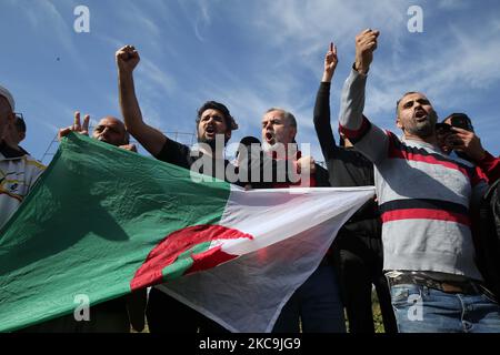 Les Algériens porteurs d'un drapeau national se rassemblent devant la prison de Kolea près de la ville de Tipasa, à environ 70 km à l'ouest d'Alger, la capitale, sur 19 février 2021. - Le Président Abdelmadjid Tebboune, dans un discours attendu à la nation hier soir, a prononcé des dizaines de grâces des militants du mouvement de protestation 'Hirak' (photo d'APP/NurPhoto) Banque D'Images