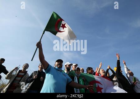 Les Algériens porteurs d'un drapeau national se rassemblent devant la prison de Kolea près de la ville de Tipasa, à environ 70 km à l'ouest d'Alger, la capitale, sur 19 février 2021. - Le Président Abdelmadjid Tebboune, dans un discours attendu à la nation hier soir, a prononcé des dizaines de grâces des militants du mouvement de protestation 'Hirak' (photo d'APP/NurPhoto) Banque D'Images