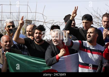 Les Algériens porteurs d'un drapeau national se rassemblent devant la prison de Kolea près de la ville de Tipasa, à environ 70 km à l'ouest d'Alger, la capitale, sur 19 février 2021. - Le Président Abdelmadjid Tebboune, dans un discours attendu à la nation hier soir, a prononcé des dizaines de grâces des militants du mouvement de protestation 'Hirak' (photo d'APP/NurPhoto) Banque D'Images