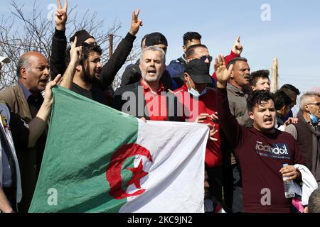 Les Algériens porteurs d'un drapeau national se rassemblent devant la prison de Kolea près de la ville de Tipasa, à environ 70 km à l'ouest d'Alger, la capitale, sur 19 février 2021. - Le Président Abdelmadjid Tebboune, dans un discours attendu à la nation hier soir, a prononcé des dizaines de grâces des militants du mouvement de protestation 'Hirak' (photo d'APP/NurPhoto) Banque D'Images