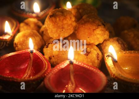 Ladoos (bonbons indiens) par diyas (petites lampes en argile) pendant le festival de Diwali à un temple hindou à Toronto, Ontario, Canada. (Photo de Creative Touch Imaging Ltd./NurPhoto) Banque D'Images