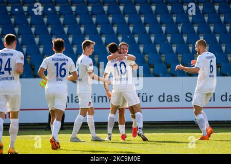 Christian Kuehlwetter, Kevin Simone Sessa, Jan Schoeppner, Marvin Lee Rittmueller, Tim Kleindienst et Patrick Mainka de 1. Le FC Heidenheim fête après le premier but lors du deuxième match de la Bundesliga entre VfL Osnabrueck et 1. FC Heidenheim à Bremer Bruecker sur 20 février 2021 à Osnabrueck, Allemagne. (Photo de Peter Niedung/NurPhoto) Banque D'Images