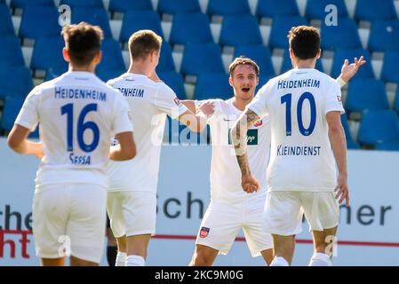 Kevin Simone Sessa, Jan Schoeppner, Marvin Lee Rittmueller et Tim Kleindienst de 1. Le FC Heidenheim fête après le premier but lors du deuxième match de la Bundesliga entre VfL Osnabrueck et 1. FC Heidenheim à Bremer Bruecker sur 20 février 2021 à Osnabrueck, Allemagne. (Photo de Peter Niedung/NurPhoto) Banque D'Images