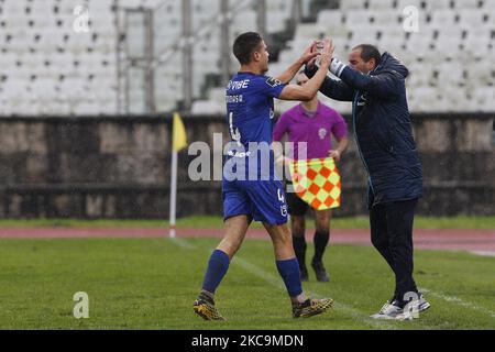 Toms Ribeiro célèbre son but avec l'entraîneur petit pendant le jeu pour Liga nos entre Belenenenses SAD et Nacional, à Estdio Nacional, Lisboa, Portugal, 20, Février 2021 (photo de João Rico/NurPhoto) Banque D'Images