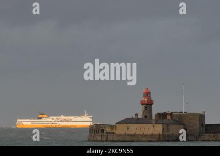Corsica Ferries - Sardaigne Ferries ferry vu de l'East Pier à Dun Laoghaire pendant le niveau 5 de confinement de Covid-19. Samedi, 20 février 2021, à Dún Laoghaire, Dublin, Irlande. (Photo par Artur Widak/NurPhoto) Banque D'Images
