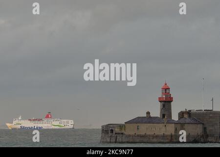 Ferry de la ligne Stena vue depuis l'East Pier à Dun Laoghaire pendant le confinement au niveau 5 de Covid-19. Samedi, 20 février 2021, à Dún Laoghaire, Dublin, Irlande. (Photo par Artur Widak/NurPhoto) Banque D'Images