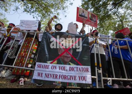 Des milliers de citoyens du Myanmar se sont rassemblés dans le complexe des Nations Unies de Bangkok pour protester contre le coup d'État militaire qui s'est produit sur 1 février 2021 dans leur pays d'origine. Aung San Suu Kyi, la figure politique emblématique de la nation, a été déassise du bureau du conseiller d'État avec d'autres membres de son gouvernement de la Ligue nationale pour la démocratie (NLD) par l'armée du Myanmar connue sous le nom de Tatmadaw. (Photo Adryel Talamantes/NurPhoto) Banque D'Images