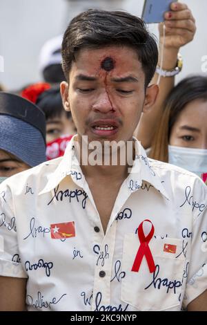 Des milliers de citoyens du Myanmar se sont rassemblés dans le complexe des Nations Unies de Bangkok pour protester contre le coup d'État militaire qui s'est produit sur 1 février 2021 dans leur pays d'origine. Aung San Suu Kyi, la figure politique emblématique de la nation, a été déassise du bureau du conseiller d'État avec d'autres membres de son gouvernement de la Ligue nationale pour la démocratie (NLD) par l'armée du Myanmar connue sous le nom de Tatmadaw. (Photo Adryel Talamantes/NurPhoto) Banque D'Images