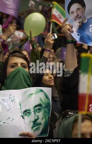 Les partisans du président réformiste et du candidat à l'élection présidentielle de 2017, Hassan Rouhani, ont tenu des portraits du chef iranien de l'opposition dans les déferrés post-électoraux de 2009, Mir Hossein Mousavi (bas) et de l'ancien président réformiste Mohammad Khatami se réunissent au complexe sportif Azadi (liberté) de 12000 places lors d'un rassemblement de campagne dans l'ouest de Téhéran. 13 mai 2017. Rohani a été réélu président de l'Iran. (Photo de Morteza Nikoubazl/NurPhoto) Banque D'Images