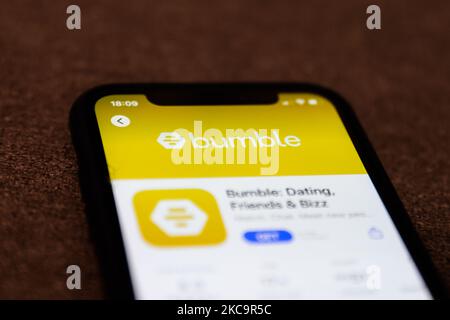 Le logo de l'application de datation Bumble sur l'App Store est visible sur l'écran d'un téléphone dans cette photo d'illustration prise en Pologne sur 21 février 2021. (Photo d'illustration par Jakub Porzycki/NurPhoto) Banque D'Images