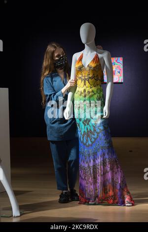 Un membre du personnel de la galerie pose avec Birds of Paradise Gown, 2008 ans, par Alexander McQueen (est. £1 500-2 000) lors d'un appel photo pour Bonhams British. Cool. Vente mettant en vedette une gamme variée de talents britanniques et émigrés des cent dernières années, sur 22 février 2021 à Londres, Angleterre. (Photo de Wiktor Szymanowicz/NurPhoto) Banque D'Images