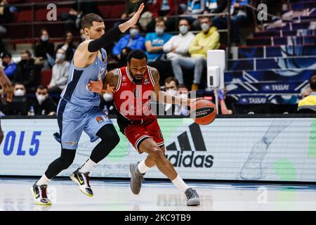 Kevin Punter (C) de Milan et Billy Baron de Zenit Saint-Pétersbourg en action pendant le match de basketball de l'Euroligue entre Zenit Saint-Pétersbourg et AX Armani Exchange Milan sur 22 février 2020 à l'arène de Sibur à Saint-Pétersbourg, Russie. (Photo de Mike Kireev/NurPhoto) Banque D'Images